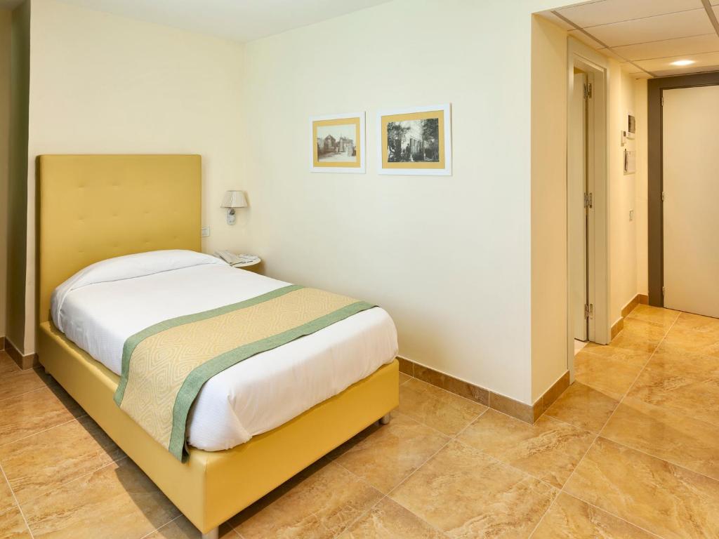 ROOM, SINGLE