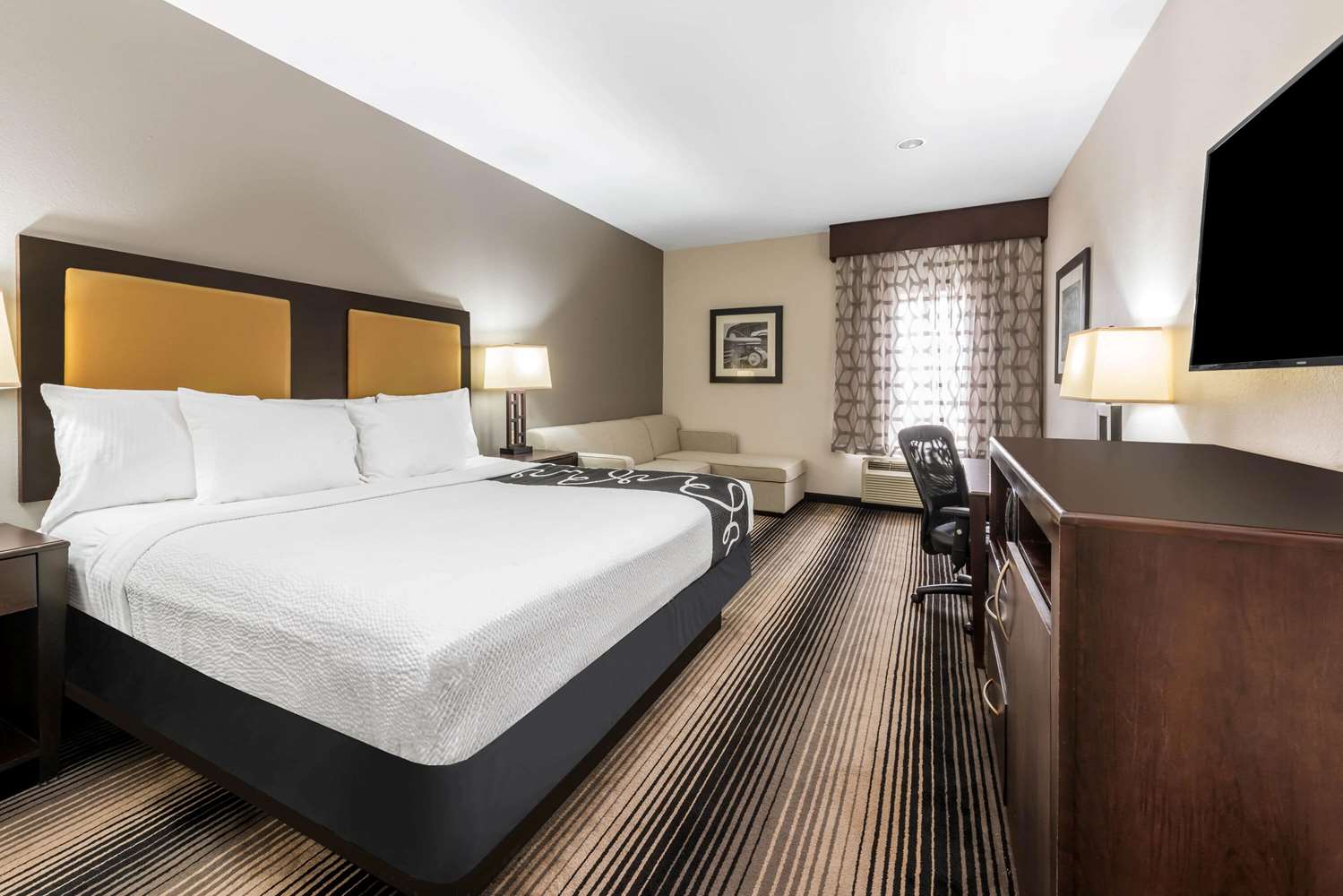 La Quinta Inn & Suites by Wyndham Orange 11/56
