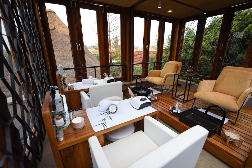 Le Petit Village Hotel 36/50