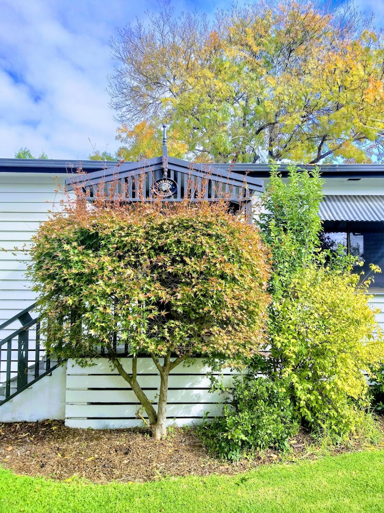 Lake Hume Resort 40/50