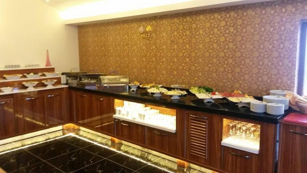 GEVHER HOTEL 4/19