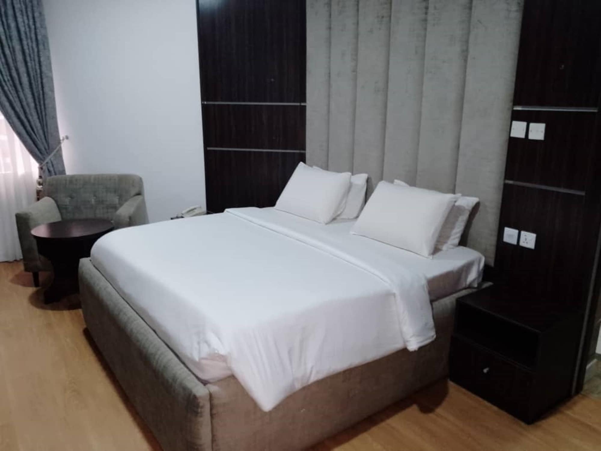 PREMIER, SUITE