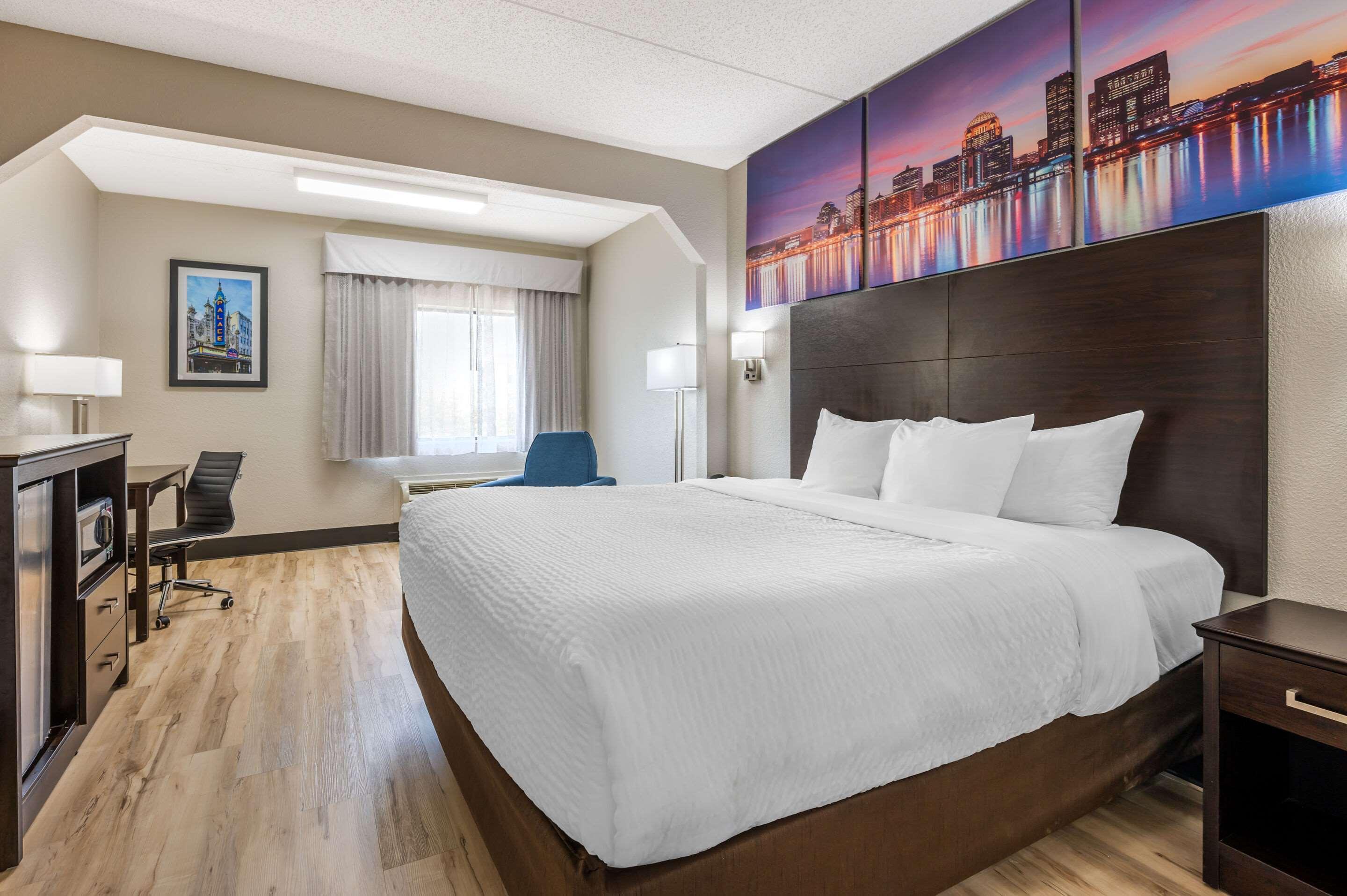 ROOM, KING BED