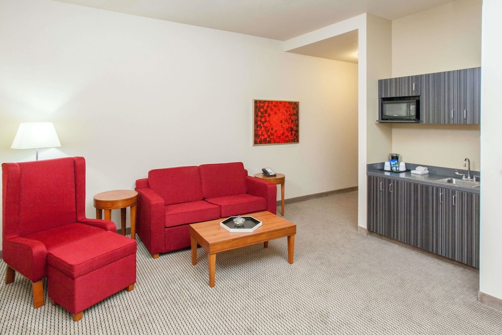 Baymont by Wyndham Grand Forks 32/43