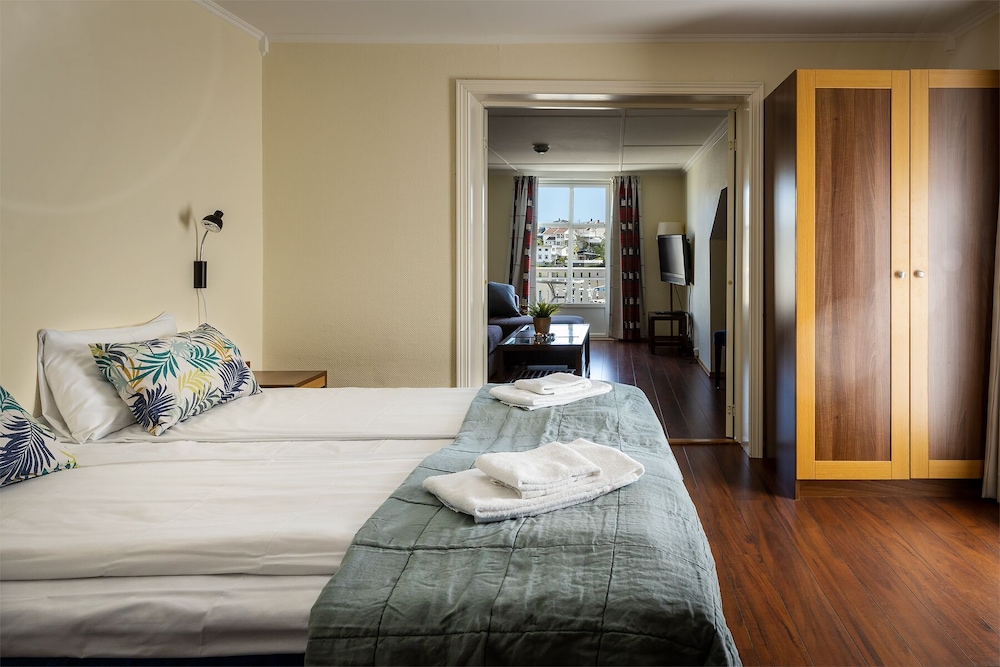 Victoria Hotel 13/50