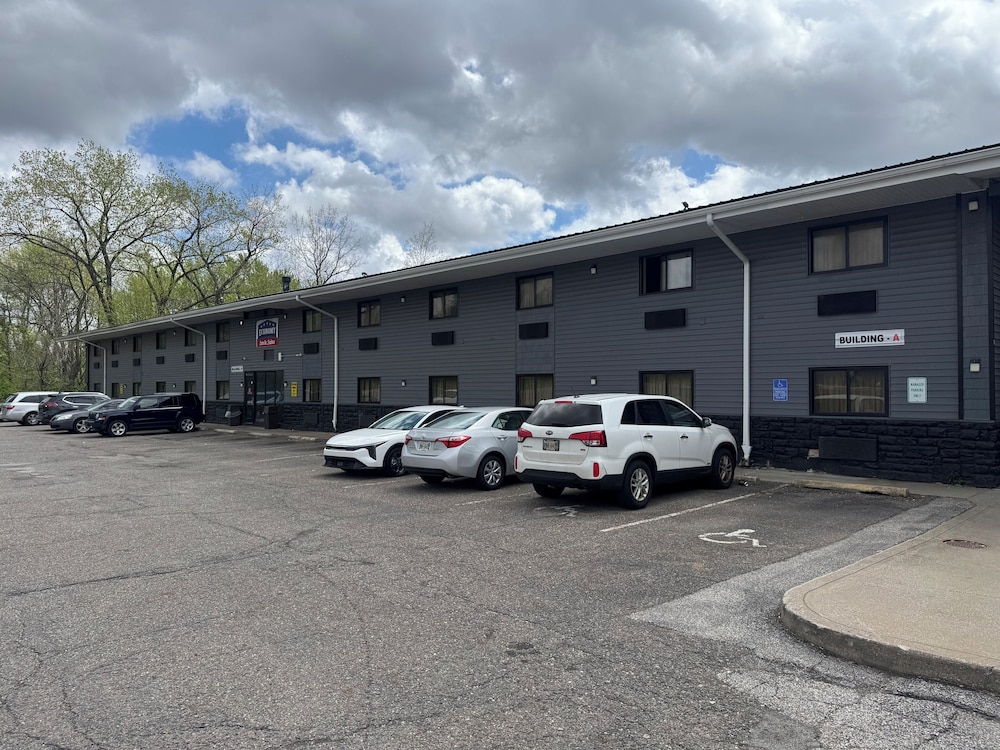 Economy Inn North Randall 33/49