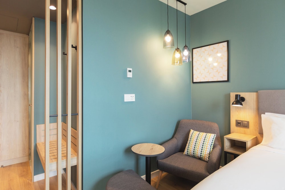 غرفة بريميوم بسرير كينج، Holiday Inn Barcelona - Sant Cugat, an IHG Hotel 6/9