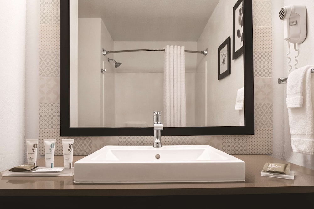 Country Inn and Suites By Radisson Cottage Grove MN 9/32