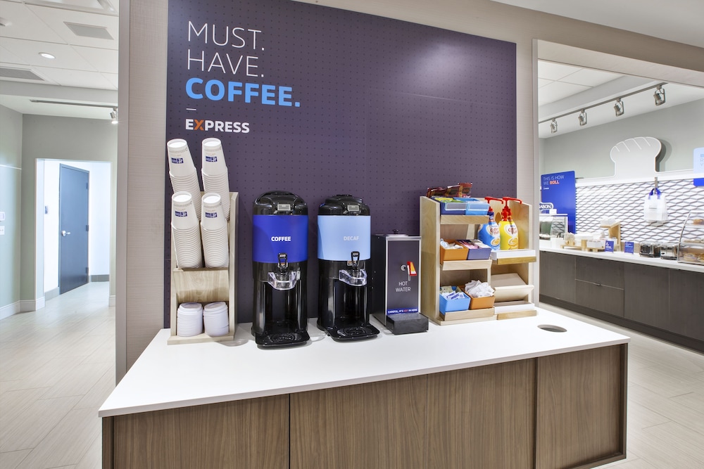 HOLIDAY INN EXPRESS & SUITES OKEMOS - UNIVERSITY AREA 28/41
