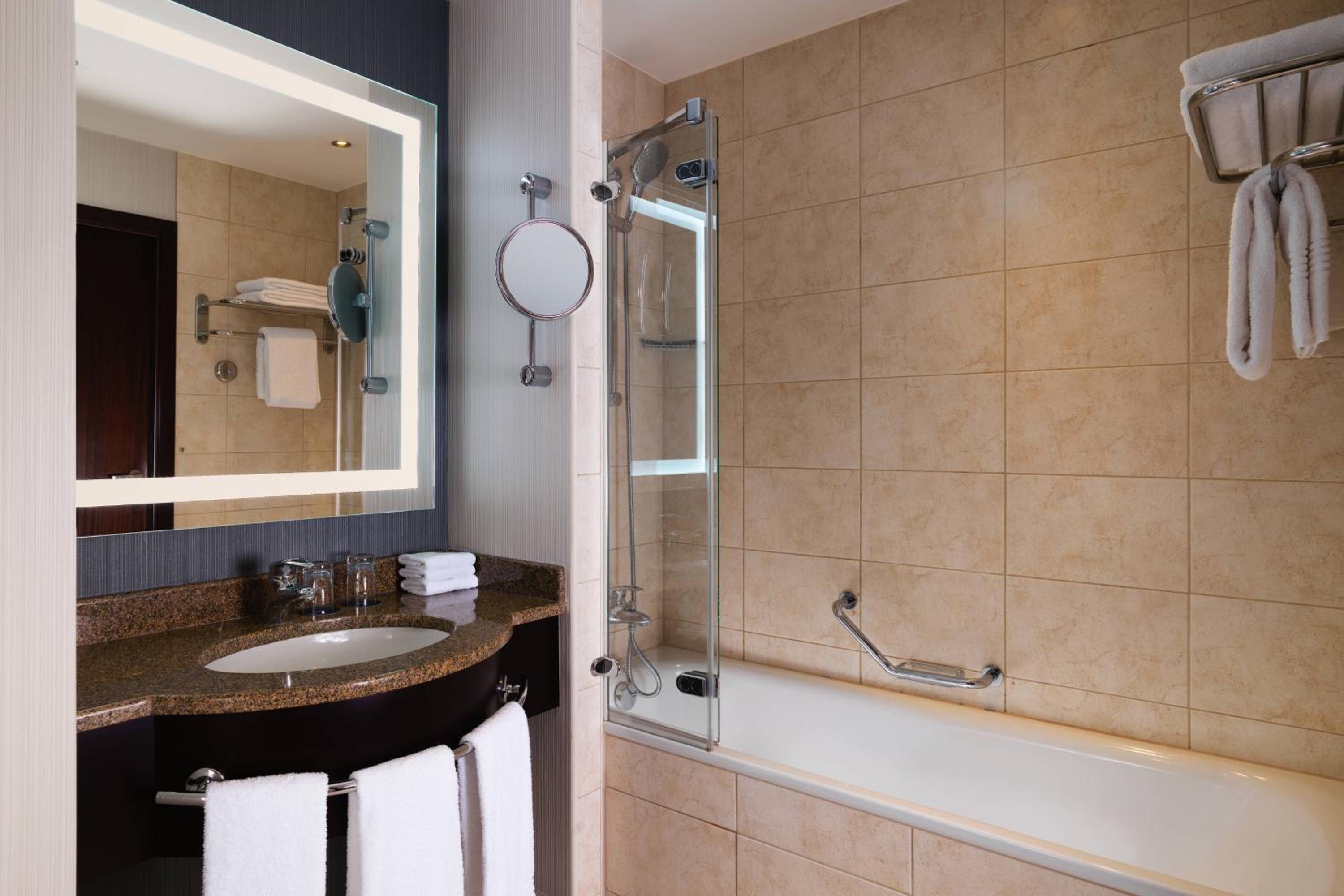 Guest Room, Deluxe, King Bed, City or Atrium View، Sheraton Grand Krakow Formerly Sheraton Krakow Hotel 5/7