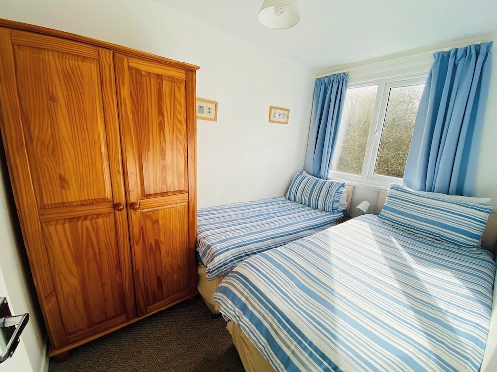 Freshwater Bay Holiday Cottages 16/50
