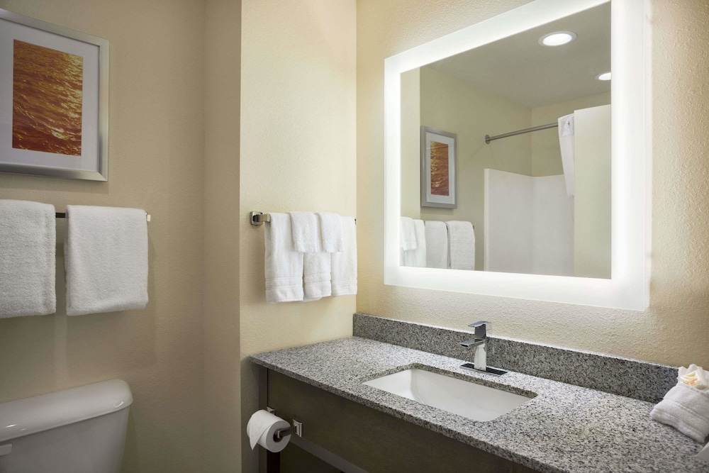 Days Inn And Suites Belmont 13/30