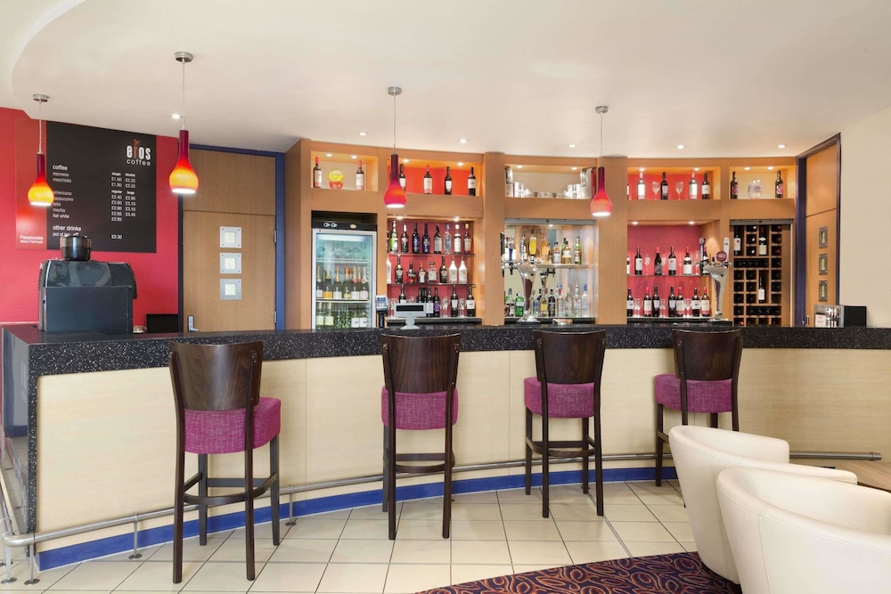Ramada by Wyndham London North M1 photo5