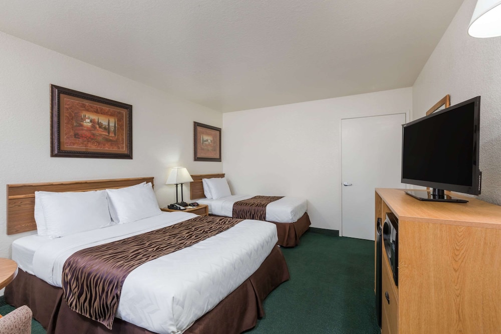Super 8 by Wyndham Fort Bragg 23/35