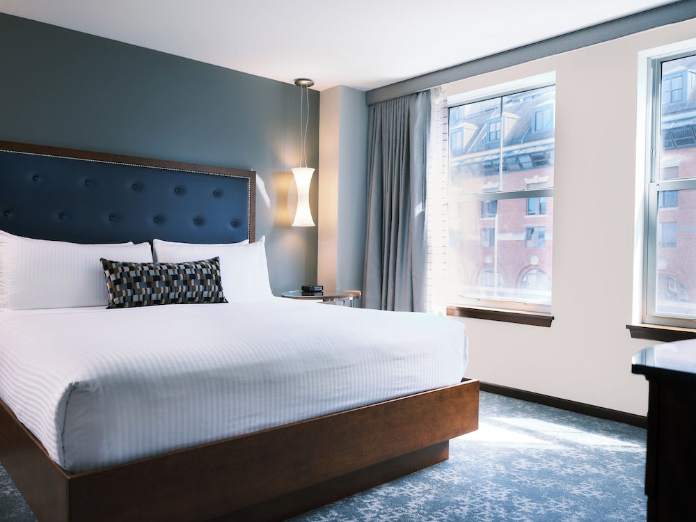 DELUXE, KING BED, ACCESSIBLE