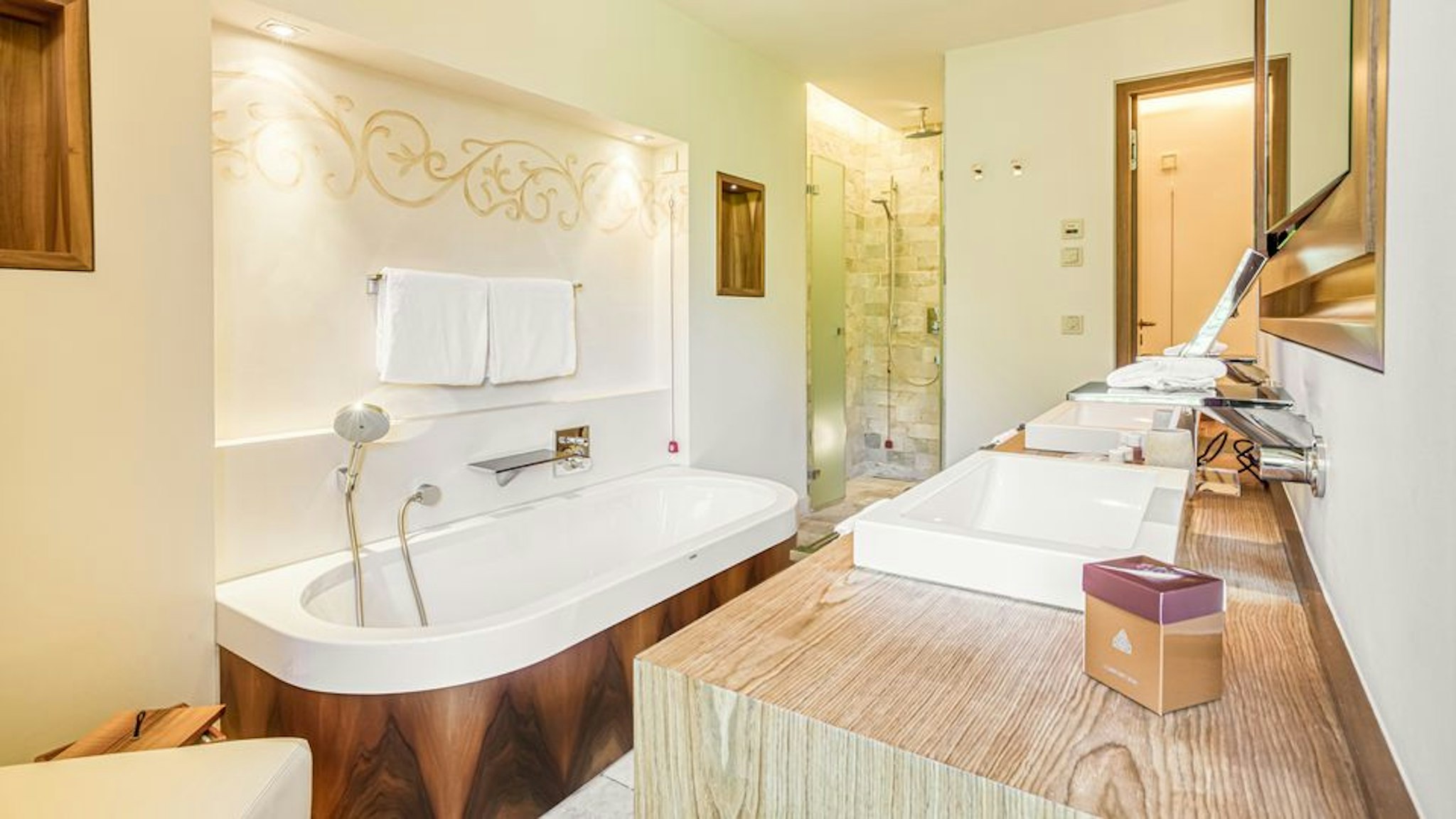 WALD AND SCHLOSSHOTEL FRIEDRICHSRUHE 35/67