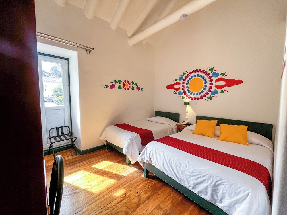 ROOM, TWIN BEDS