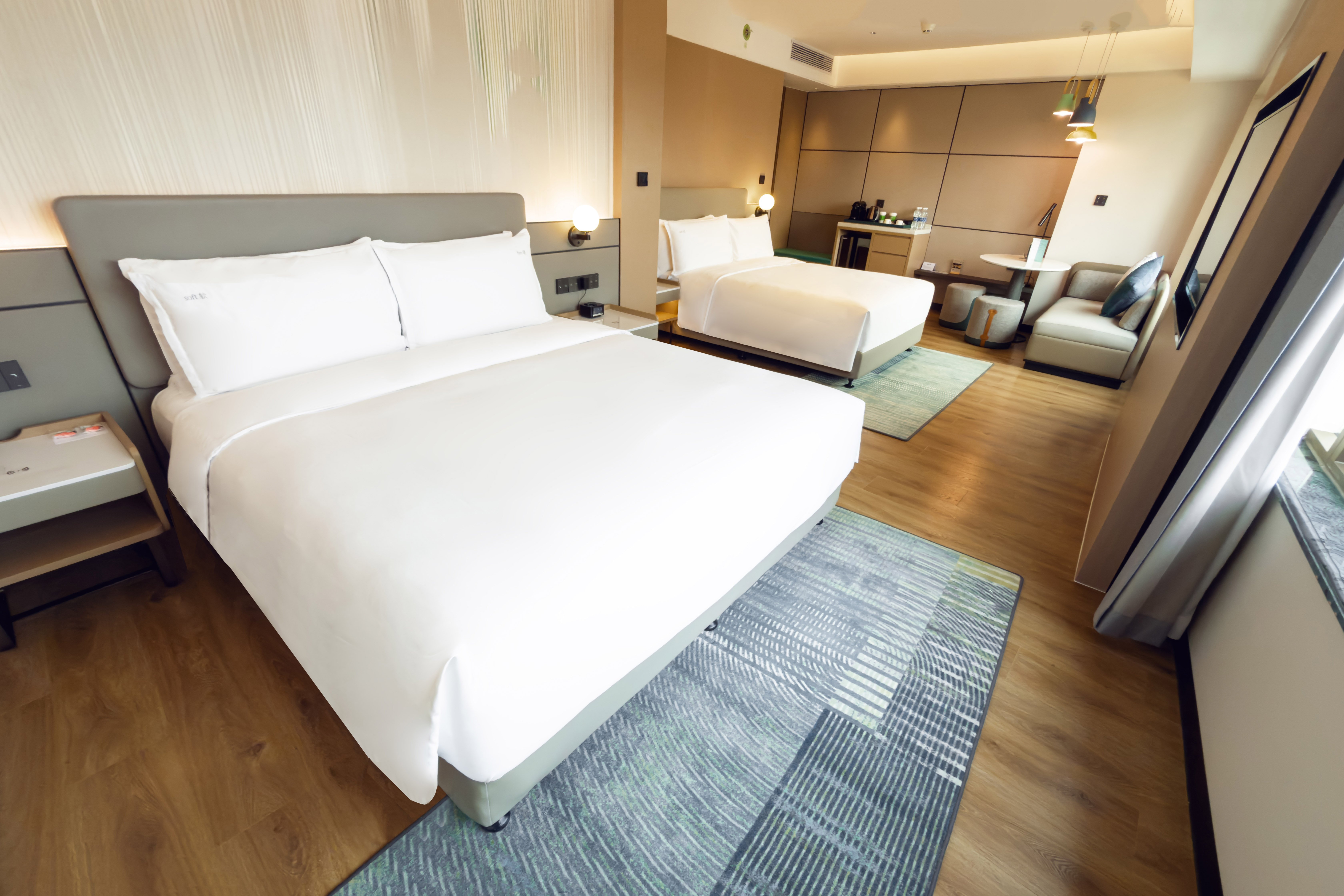 Holiday Inn Shanghai Nanjing Road 28/75
