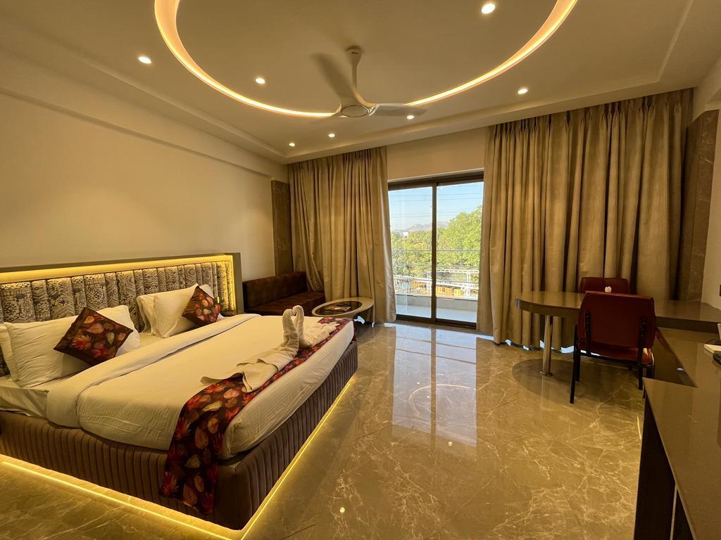 Super, Deluxe, King Bed, Sofa