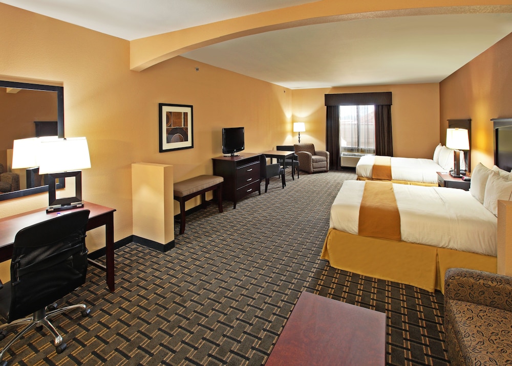 Holiday Inn Express Hotel & Suites Texarkana East 23/54