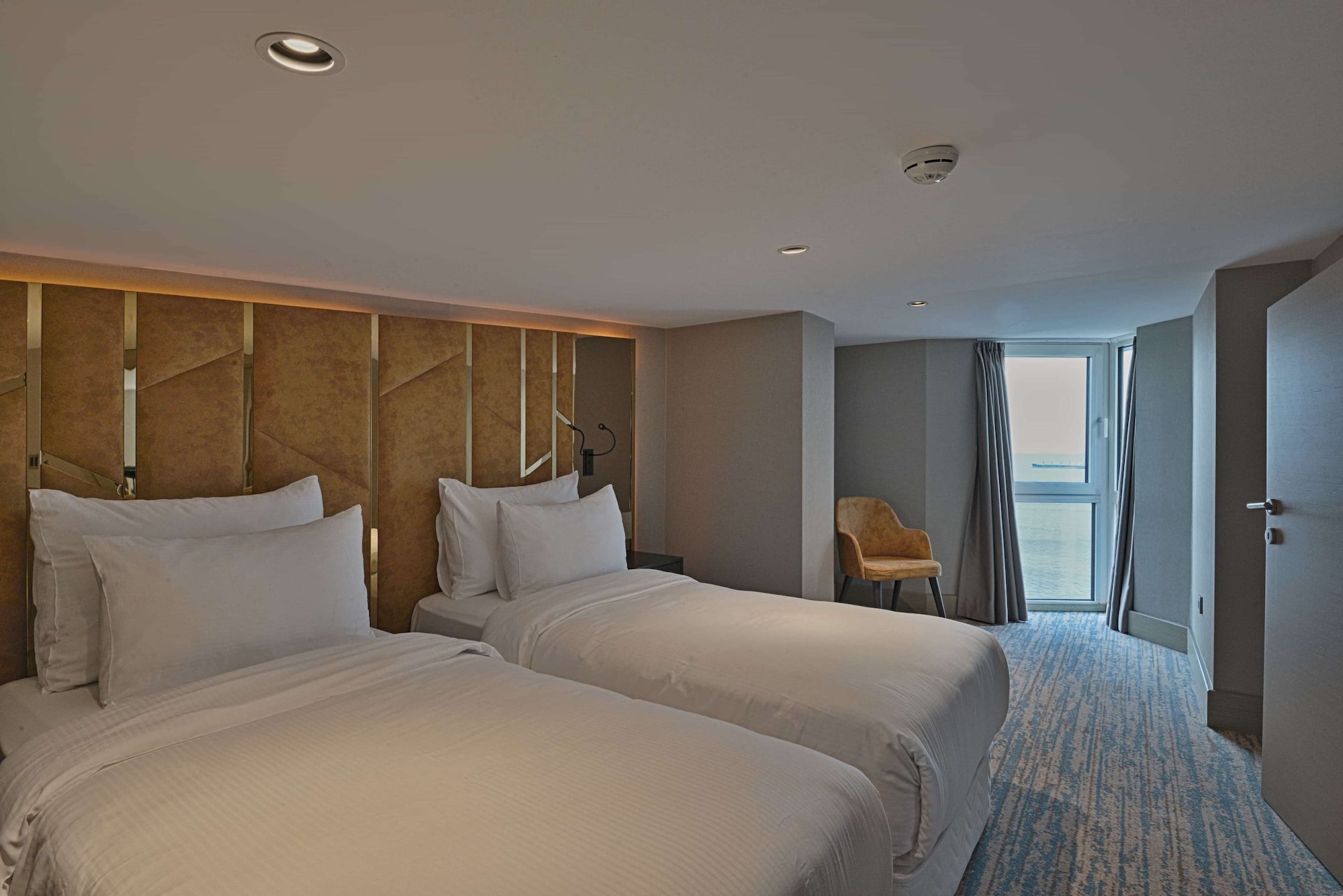 SUITE, MULTIPLE BEDS, WITH VIEW, BALCONY