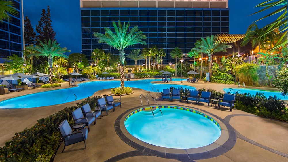 Disneyland Hotel 66/70