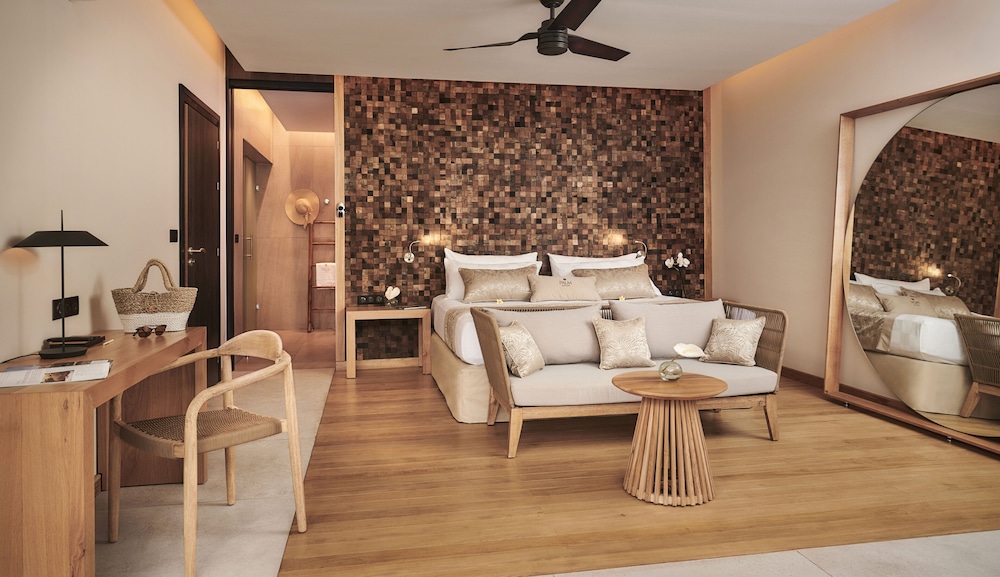 Pool, Lodge, King Bed