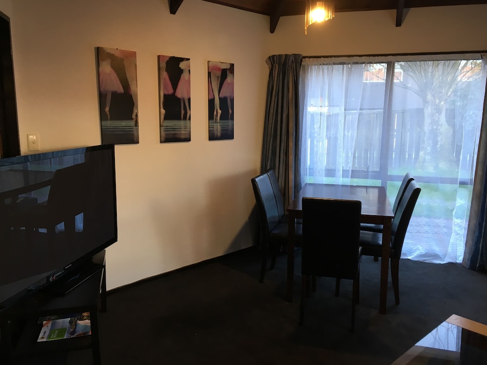Pure Motel & Guest House 60/75