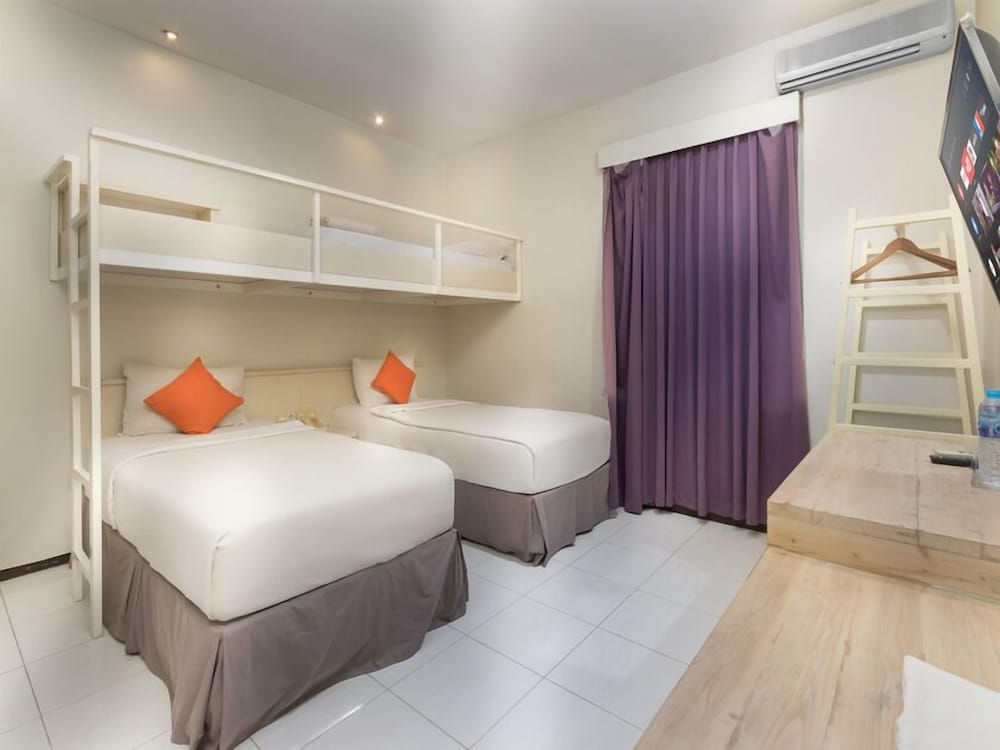 FAMILY, TWIN BEDS