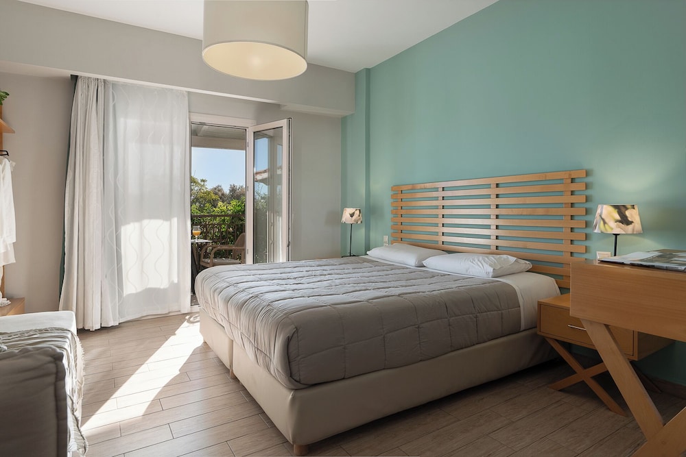SUPERIOR, STUDIO, PARTIAL SEA VIEW