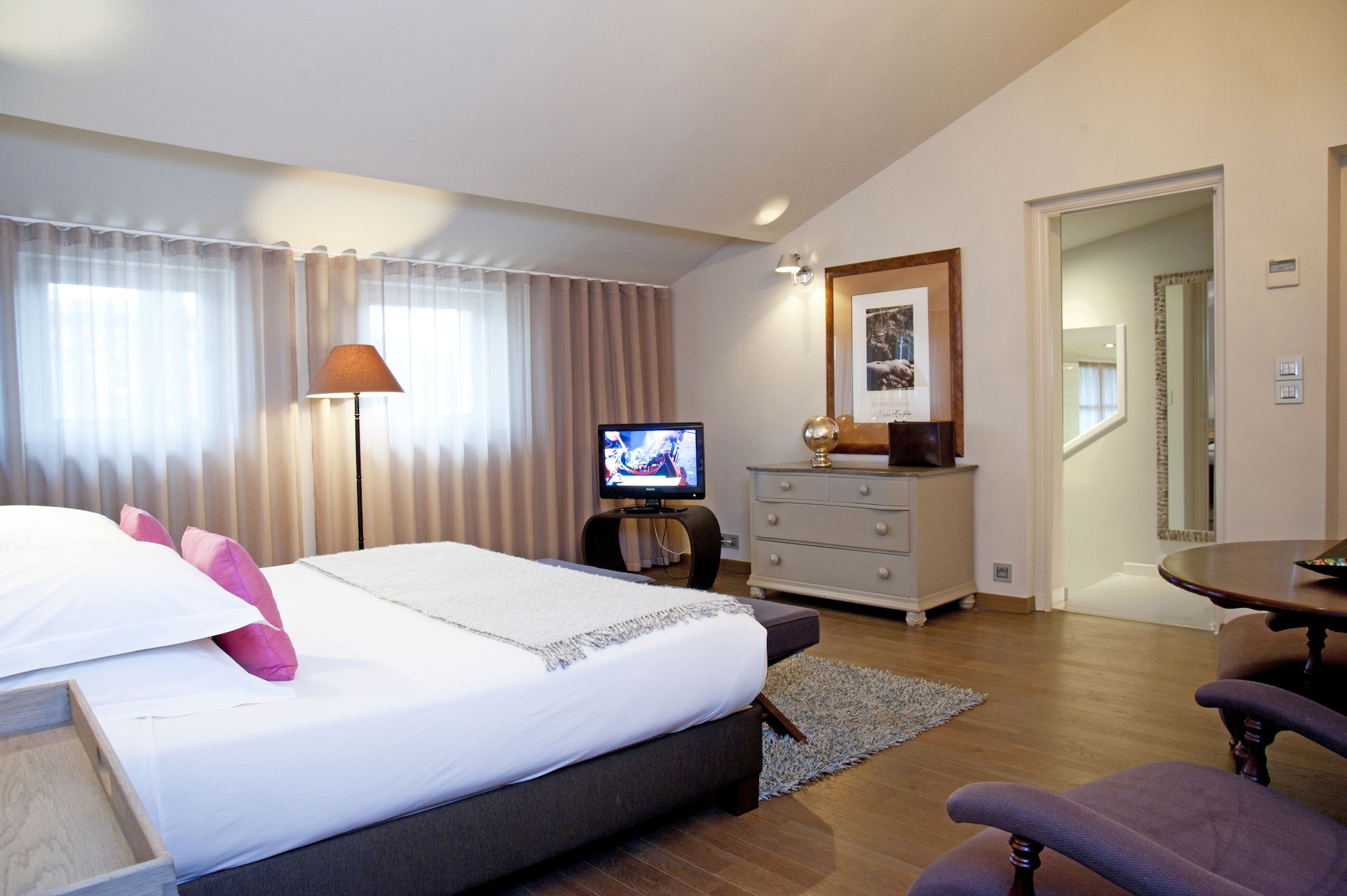 DELUXE, DOUBLE OR TWIN BED