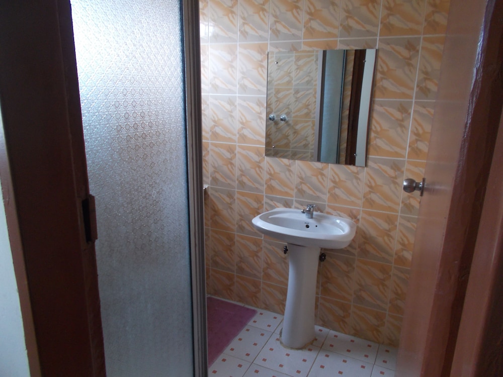Shema Guest Lodge 24/26