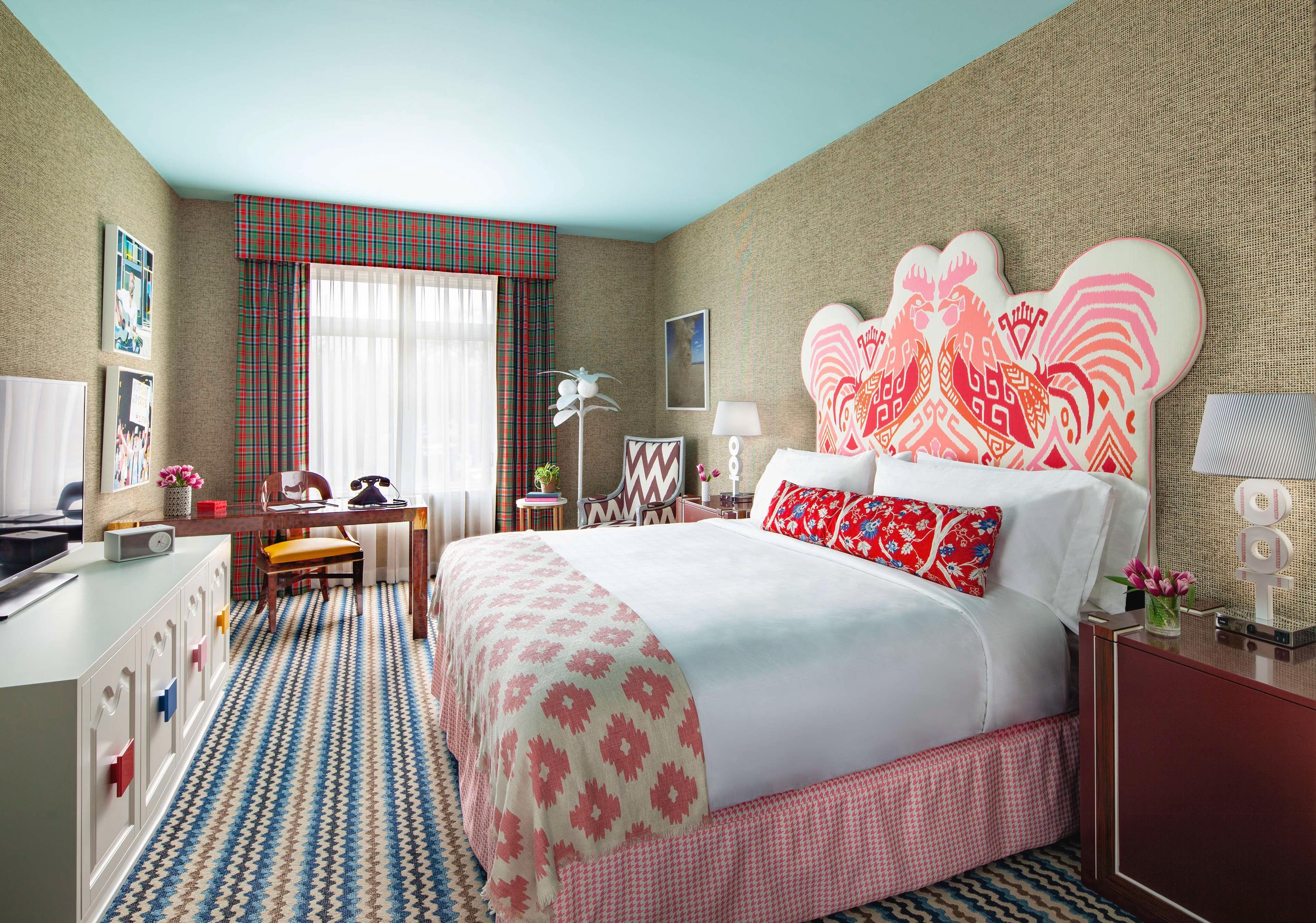GRADUATE, KING BED