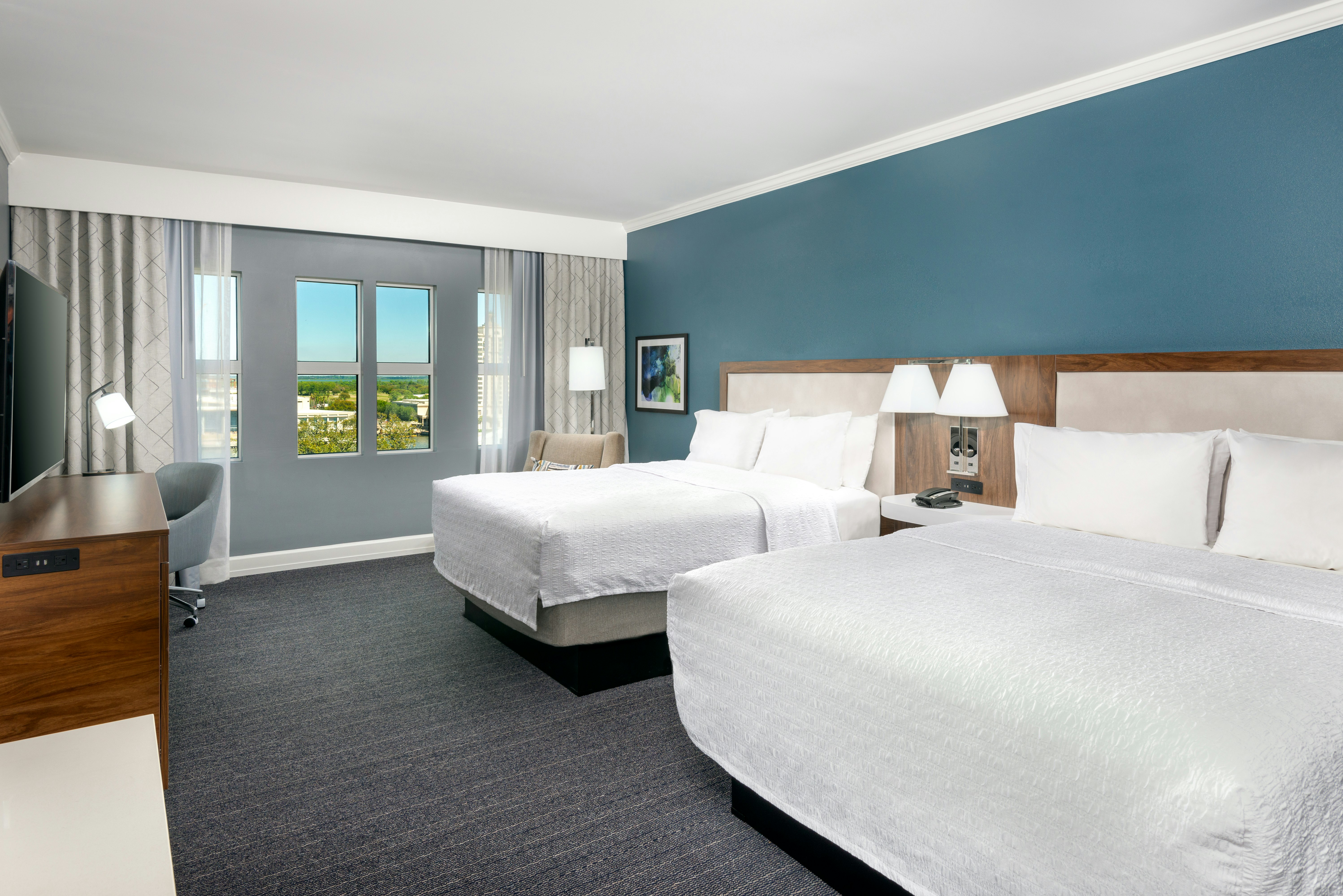 room, 2 queen beds, river view