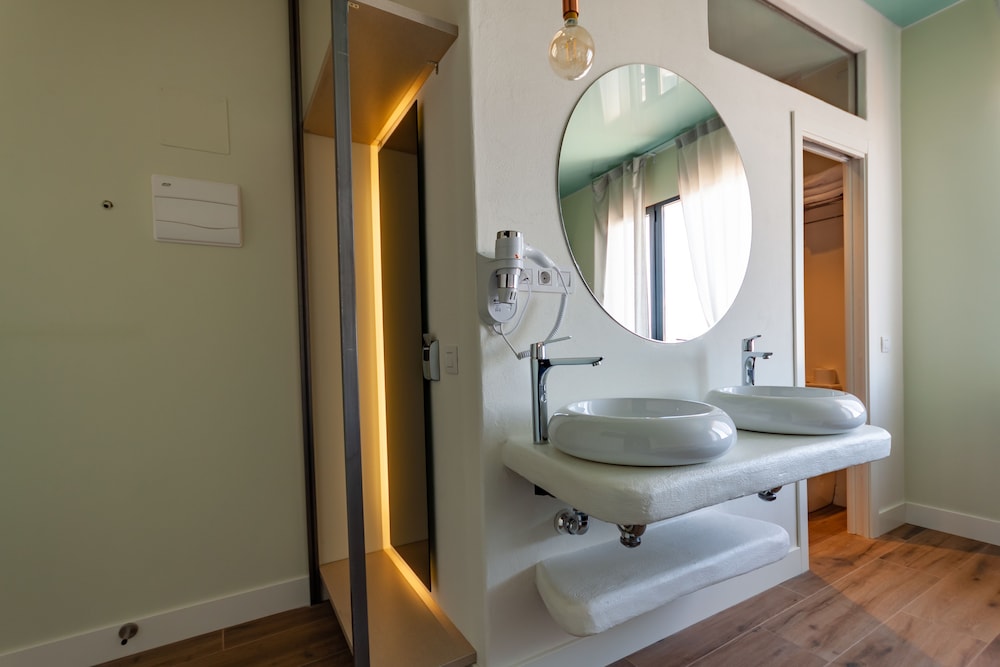 غرفة ثلاثية بثلاثة أسرّة بإطلالة على المدينة، Hostal Charlotte 2/3