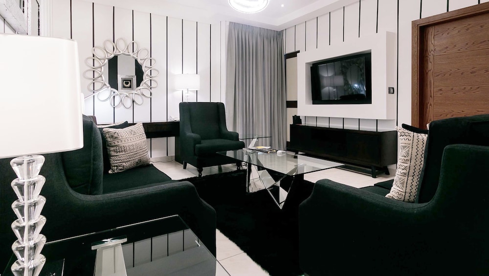Oak Plaza Suites 41/66