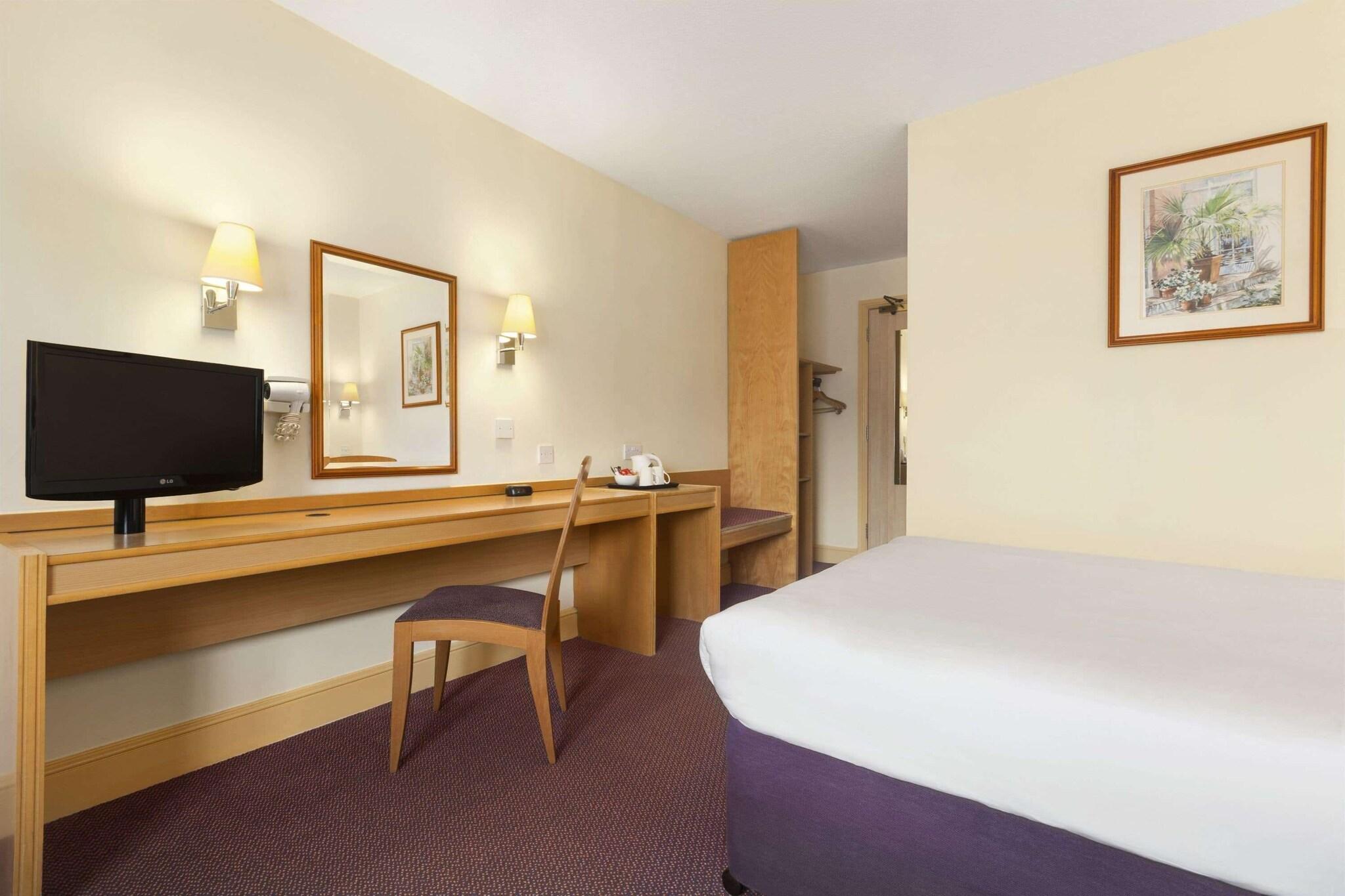 Days Inn by Wyndham Sevenoaks Clacket Lane 31/41