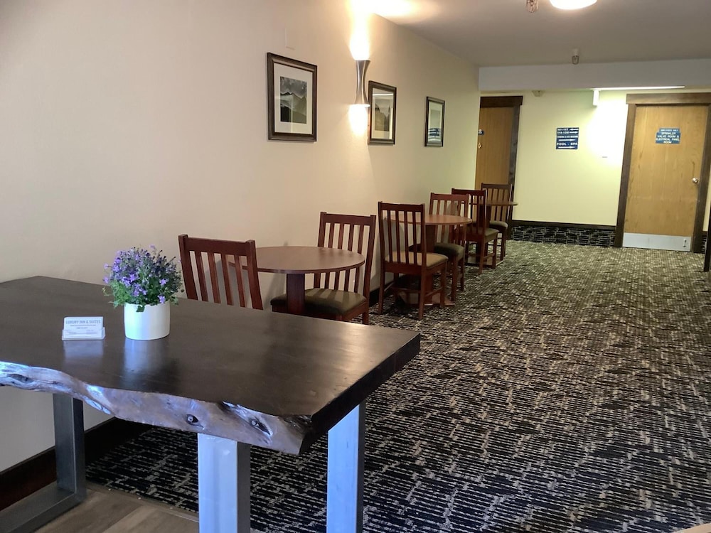 Luxury Inn And Suites 57/75