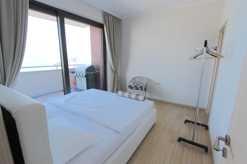 Apartments Aqua 6/66