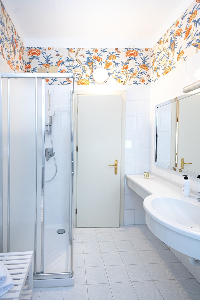 LVG Hotel Collection - Majestic 50/50