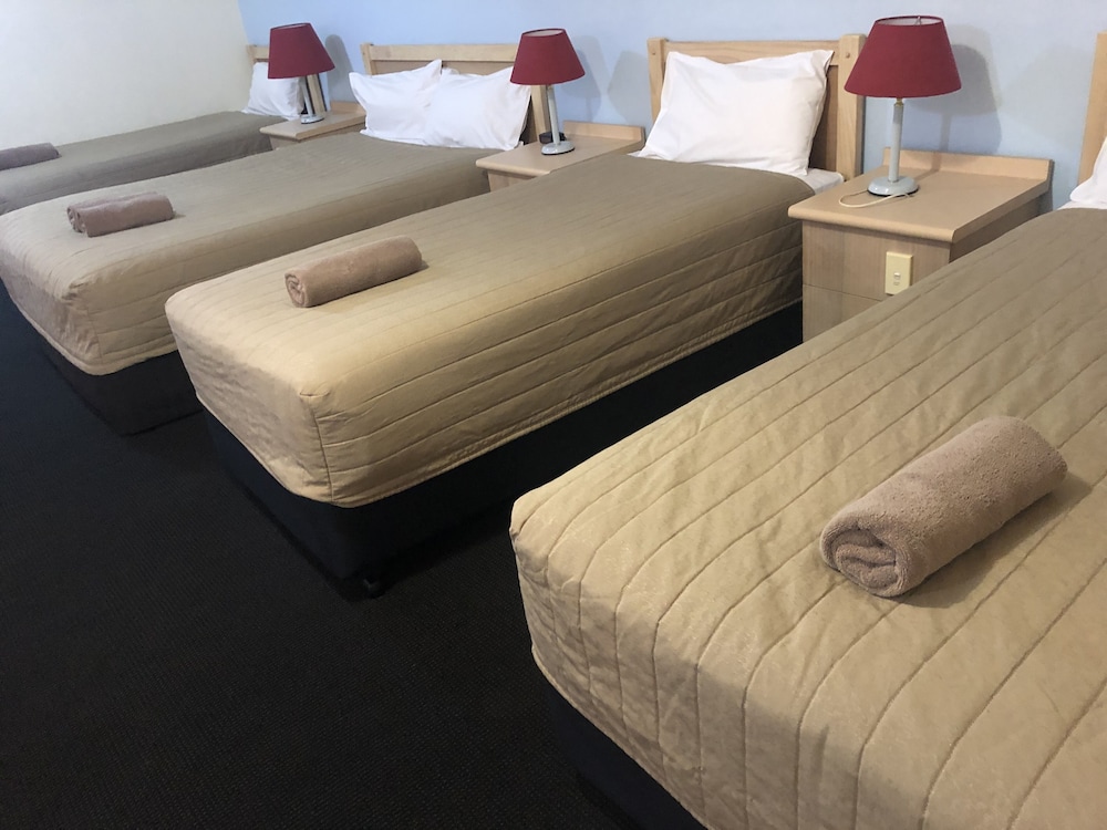 Country Comfort Cowra 24/44