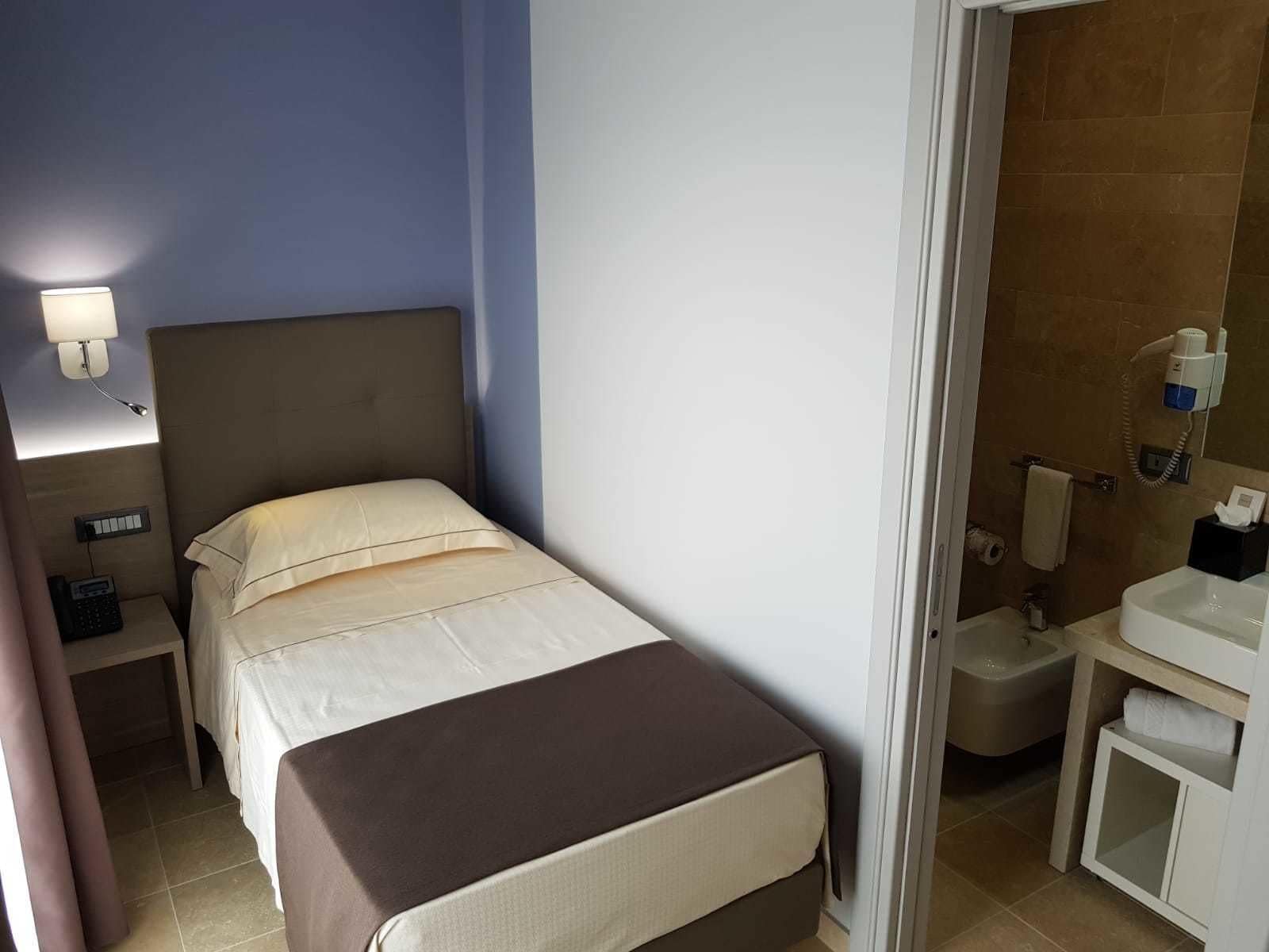 ROOM, SINGLE