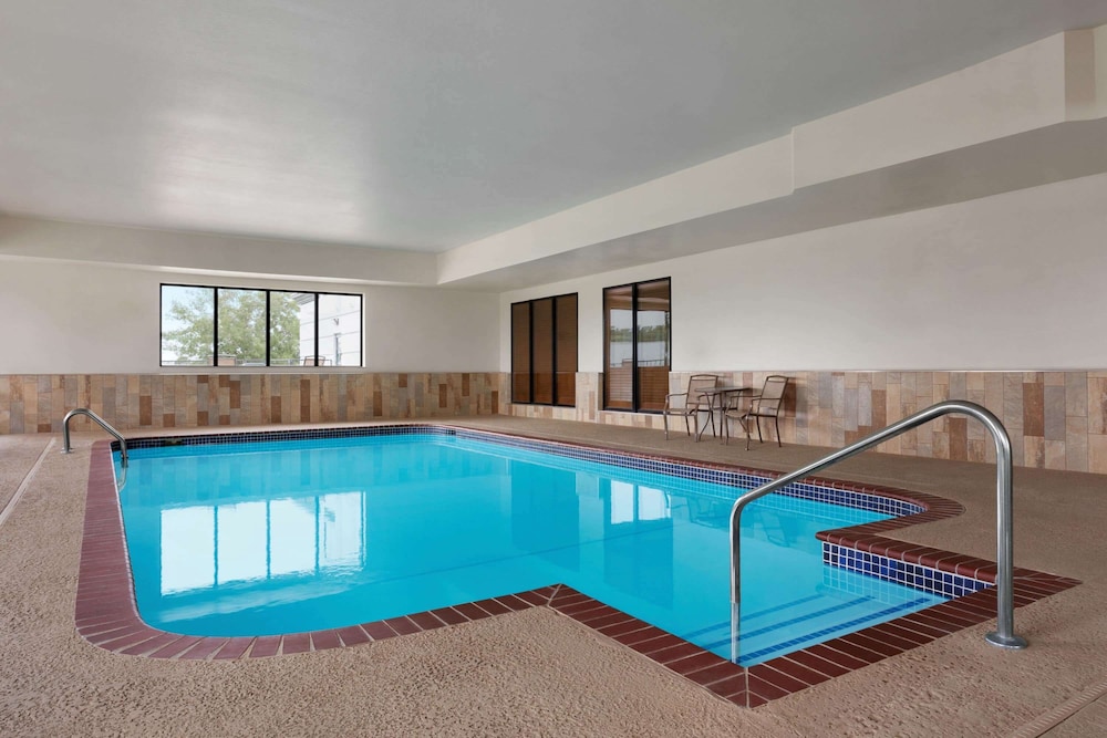 Wingate By Wyndham Bentonville Airport 18/42