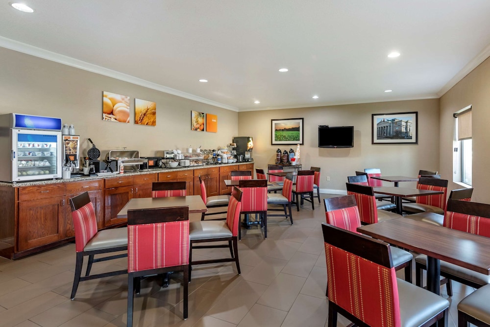 Comfort Inn & Suites Muncie Near University 14/24