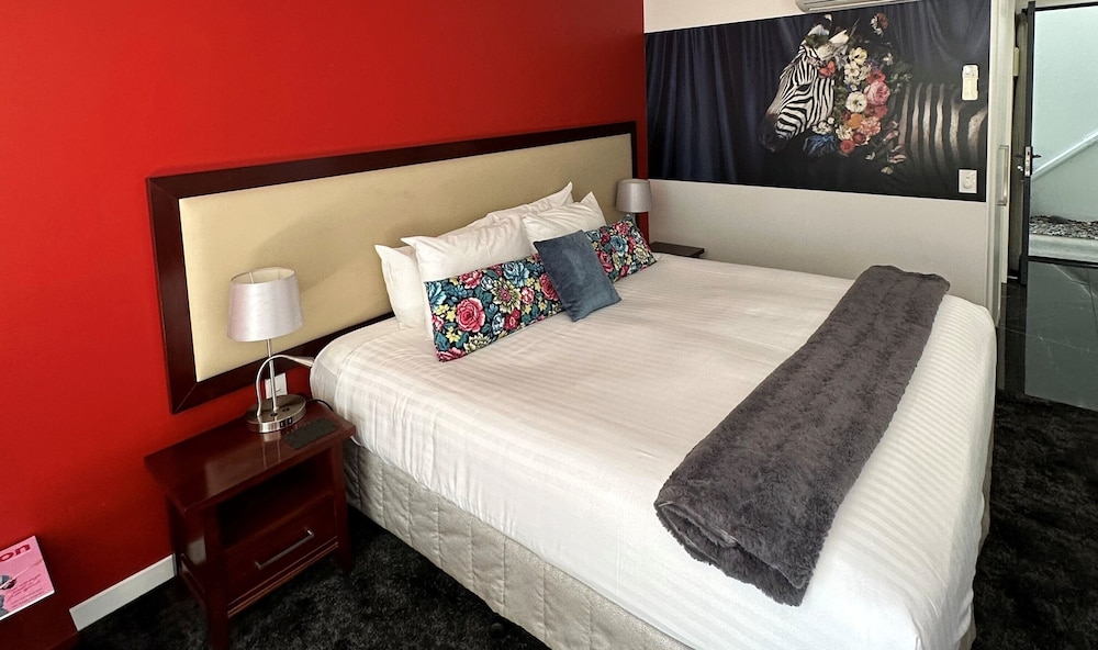 STUDIO, APARTMENT, KING BED, POOL SIDE, HOT TUB