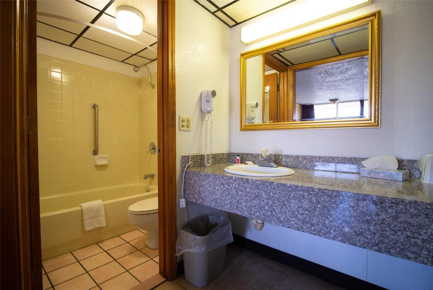 Days Inn by Wyndham Clinton 23/24