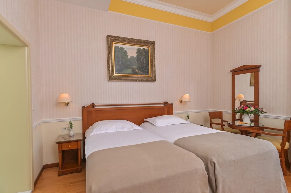STANDARD, DOUBLE OR TWIN BED, GARDEN VIEW
