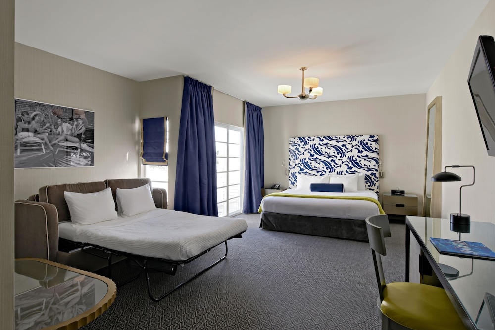 JUNIOR SUITE, KING BED, SOFA