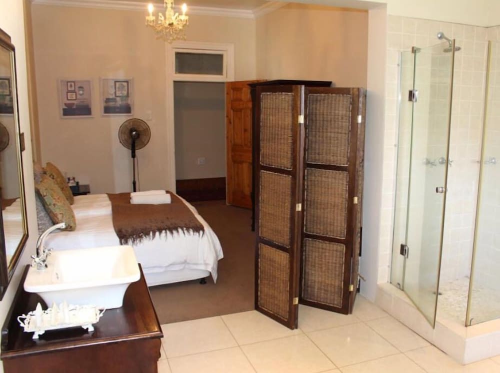 Open Plan, Queen Bed