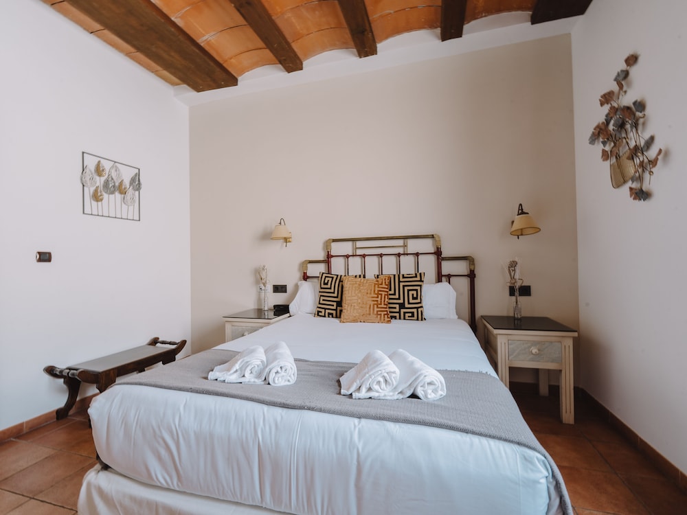 Standard, Double Bed, Private Bathroom 4/6